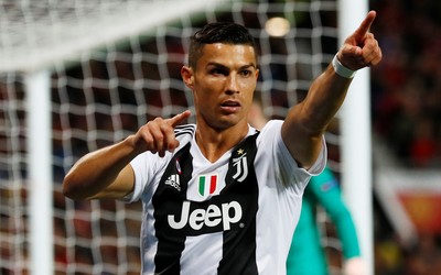 熊猫体育动态-佩德里进球后指天纪念